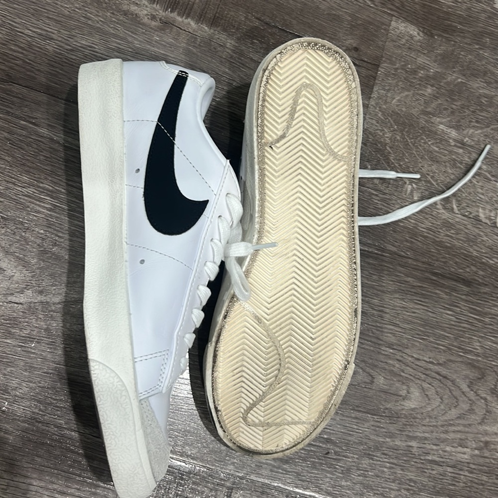 Nike - Picture 3 of 5